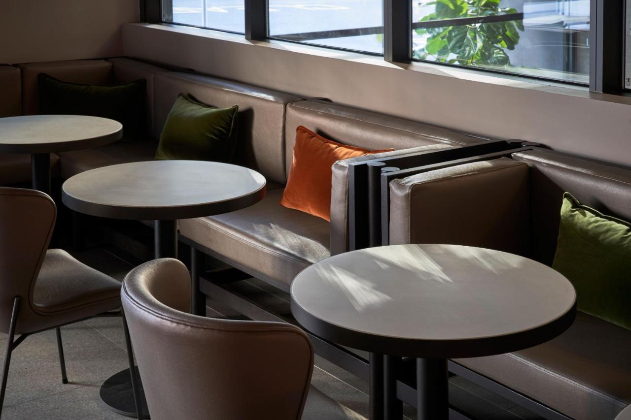 Готель Courtyard By Marriott Melbourne Flagstaff Gardens Екстер'єр фото